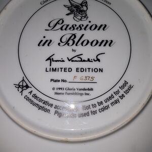 Gloria Vanderbilt Passion in Bloom Plate